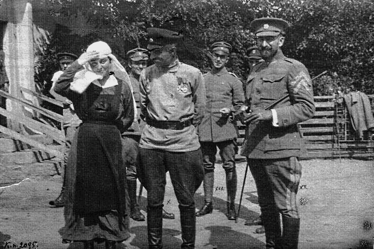 Олександр Натієв (в центрі) та Петро Болбочан (справа), весна 1918 р.