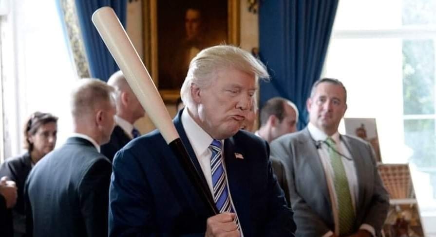 Трамп із бітою для бейсболу