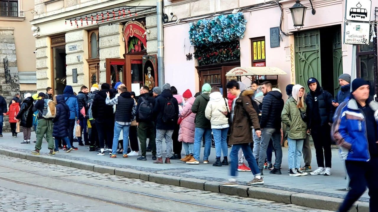 черга з біженців за алкоголем у Львові