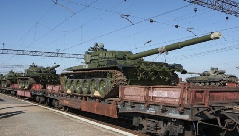 російські танки на поїзді