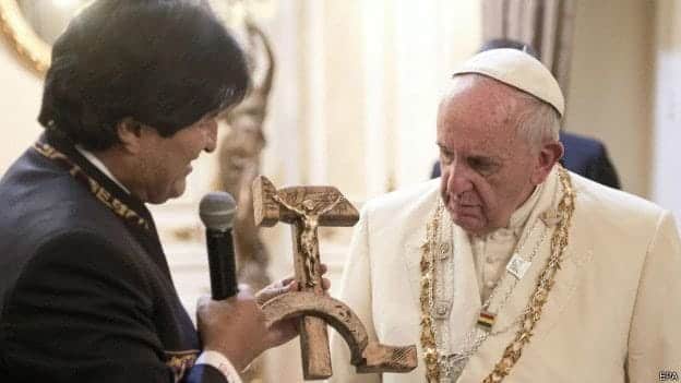 Ево Моралес дарує папі франциску розп’яття у формі серпа і молота