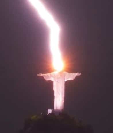 влучання блискавки в статую Христа Спасителя в Ріо 2023