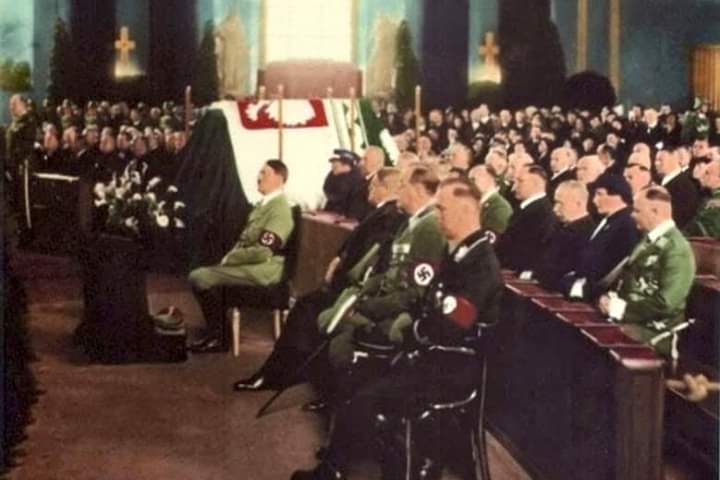 Гітлер на похороні Пілсудського